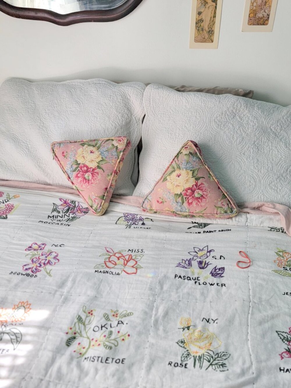 ▾🌻₊˚ vintage floral triangle throw pillows ˚.🌷▴ - Picture 3 of 5